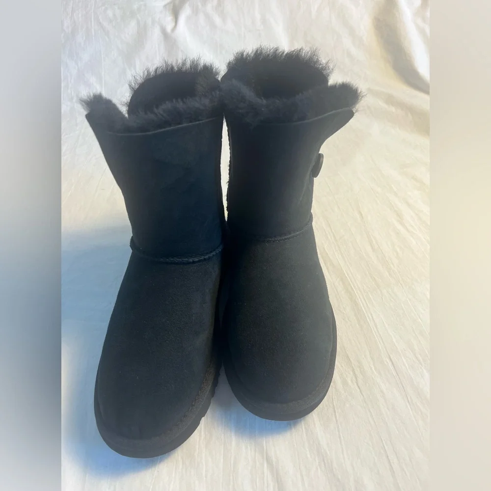 Ugg Bailey Button Boots l Black Suede Sheepskin Lined Big Kids 6 (ladies 8 )NWOB